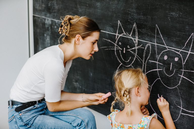 Logopädische Therapiesituation mit einem Kind in der Praxis